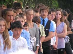Учні вшановують пам'ять вчителів