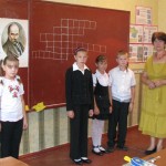 Учні 4 класу готуються розв'язати кросворд "Біографія Шевченка"
