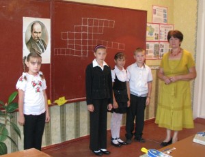 Учні 4 класу готуються розв'язати кросворд "Біографія Шевченка"