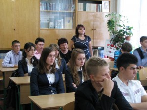 Старшокласники дивляться Всеукраїнський телевізійний Шевченківський урок