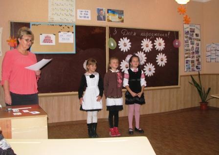 Дівчатка вітають своїх однокласників